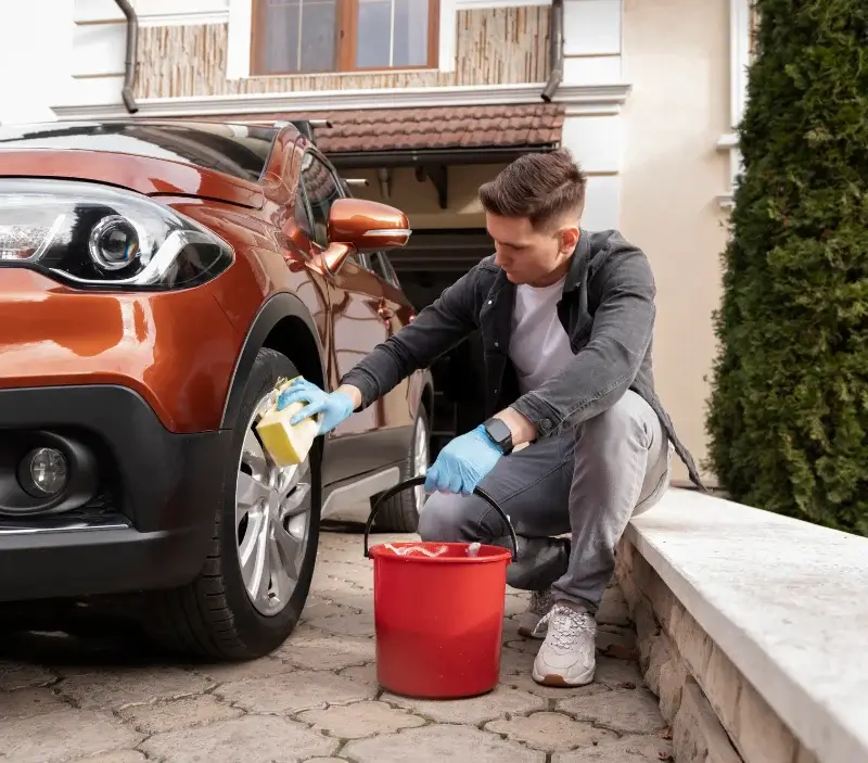 Lavage auto à domicile Trieux : professionnel intervenant sur un véhicule